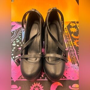 Strappy Back Sz 5 Pebbled Heels w Chunky Heels NWOT